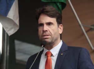 Eduardo Moura volta a pedir desculpas a Chico Kiko na Câmara do Recife 