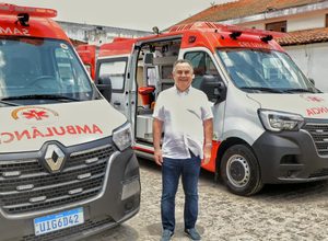 Zeca Cavalcanti apresenta ambulâncias e vistoria base do Samu em Arcoverde