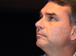 Suspeita de fuga faz PF cancelar passaporte de Flávio Bolsonaro