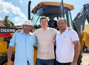 Joãozinho Tenório entrega retroescavadeira para atender zona rural de Verdejante