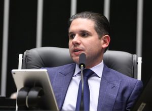 Motta articula mudanças no sistema eleitoral e prevê transição em 2030