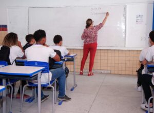 Raquel Lyra garante pagar BDE aos professores até 30 de outubro