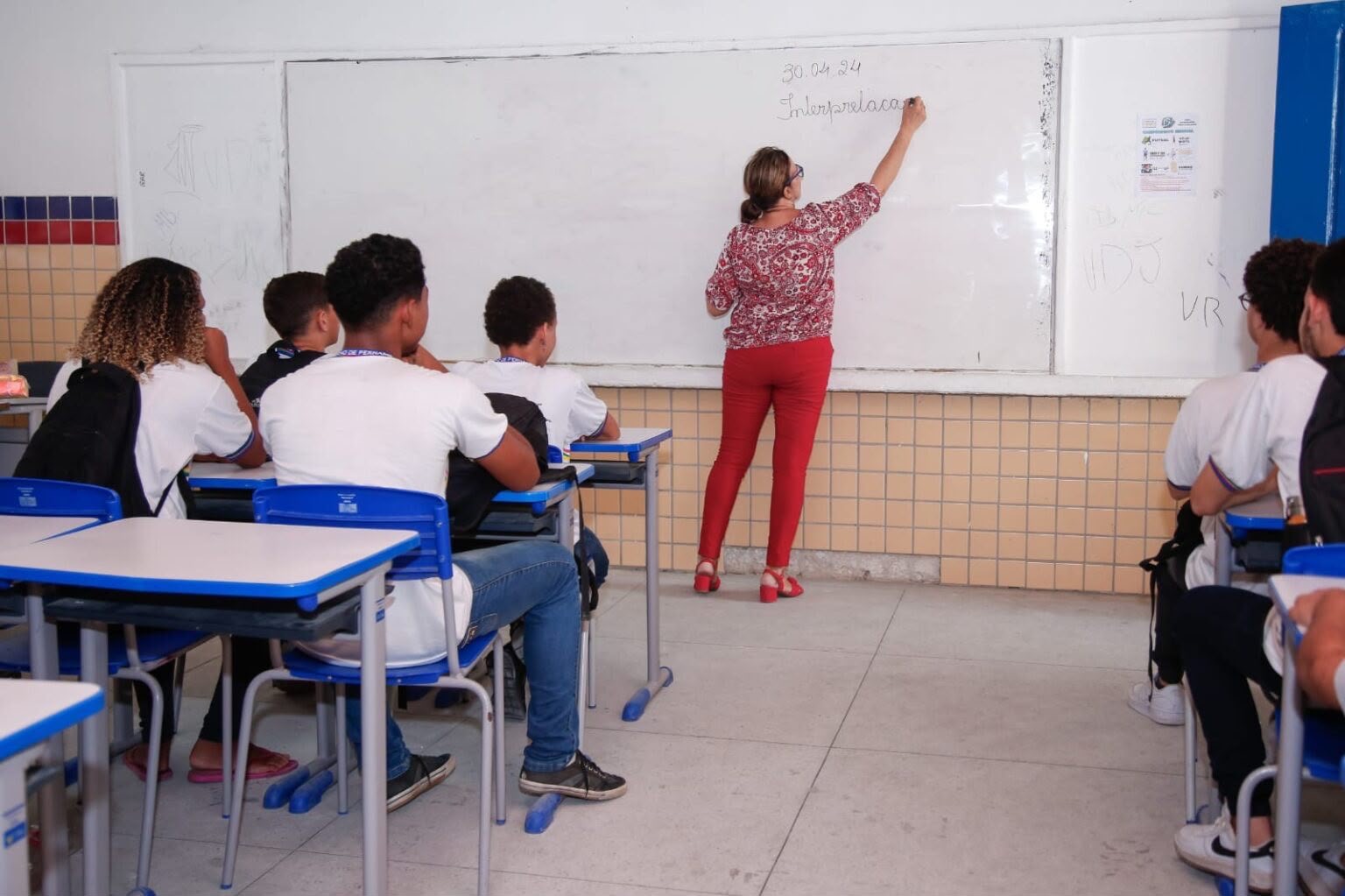 Raquel Lyra garante pagar BDE aos professores até 30 de outubro