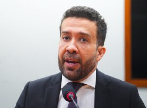 André Janones sofre arritmia cardíaca e é internado em São Paulo