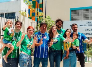 Mendonça Filho vota no Recife acompanhado da família