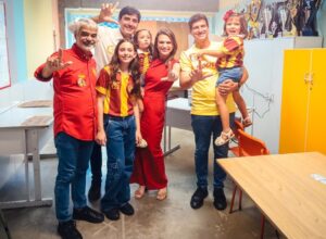 Marília Arraes vota no Recife acompanhada da família e de aliados