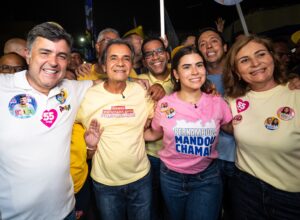 Eduardo da Fonte percorre Ipojuca ao lado de Lara e Carlos Santana