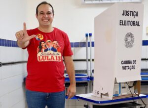 Breno Araújo vota em Serra Talhada e defende continuidade do governo Lula
